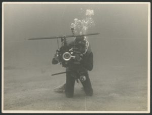 Fotografia subaquática datada de 19-09-1971, capturada a 46 metros de profundidade